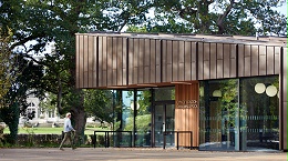 建筑细节：伦敦自由民学校游泳池令人惊叹的胶合木梁