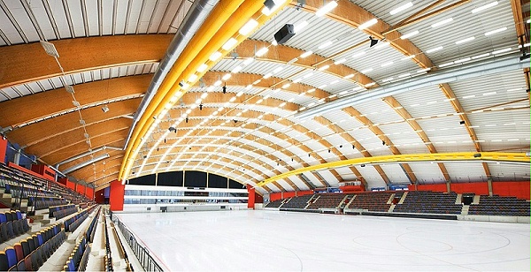 胶合木是最强壮的建筑材料，大跨度的天花板也不需要柱子进行辅助支撑。图中是建于2009年的Sandviken Göransons体育场。