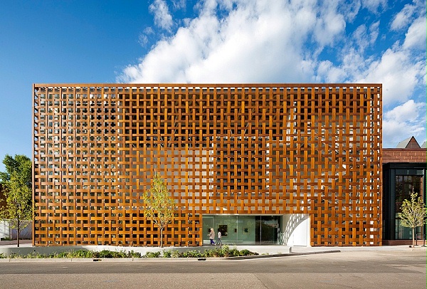 照片来自坂茂建筑师事务所的胶合木结构建筑