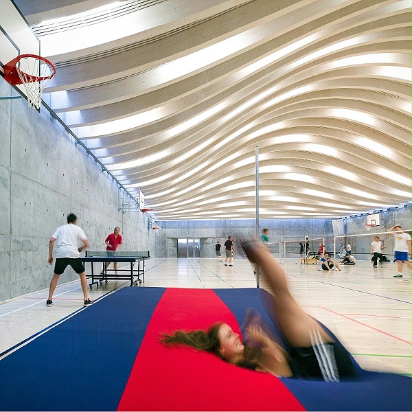 Gammel Hellerup 胶合木结构体育馆多功能厅，由BIG – Bjarke Ingels Group设计