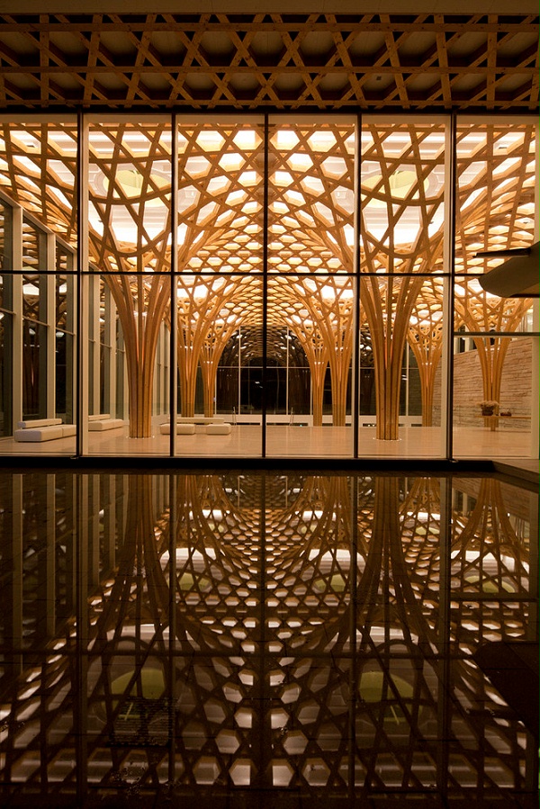 坂茂建筑师事务所设计的九桥乡村俱乐部；Blumer-Lehmann的胶合木；照片来自坂茂建筑师事务所
