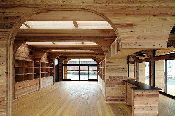 由Junichi Kato and Associates设计的Santo CLT 办公室使用 CLT 作为建筑的结构和装饰材料。